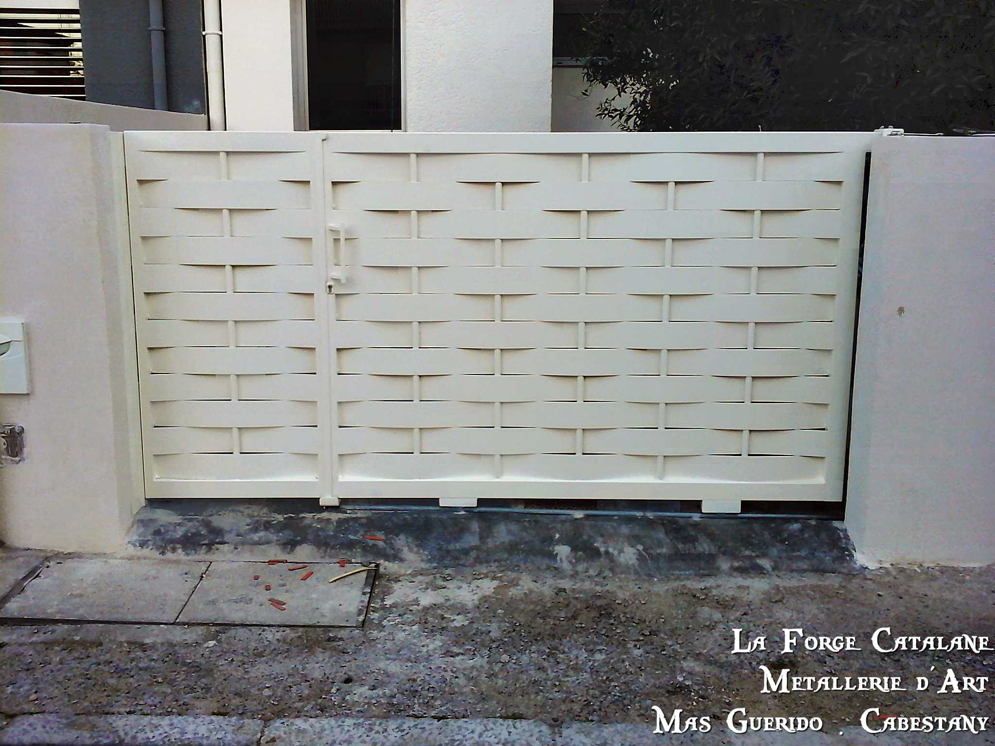 portail vannerie avec tubes renfort thermolaquage blanc forge catalane.jpg